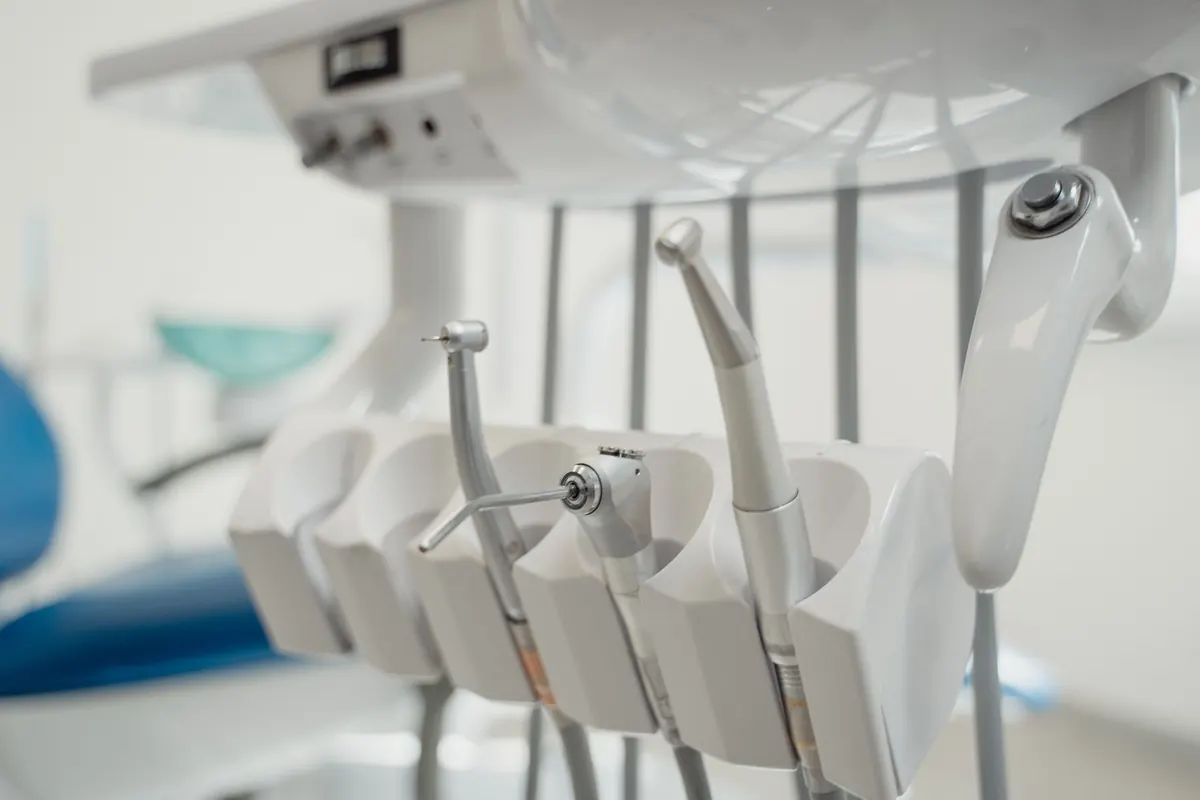 Instrumentos de trabalho arrumados no equipamento do dentista